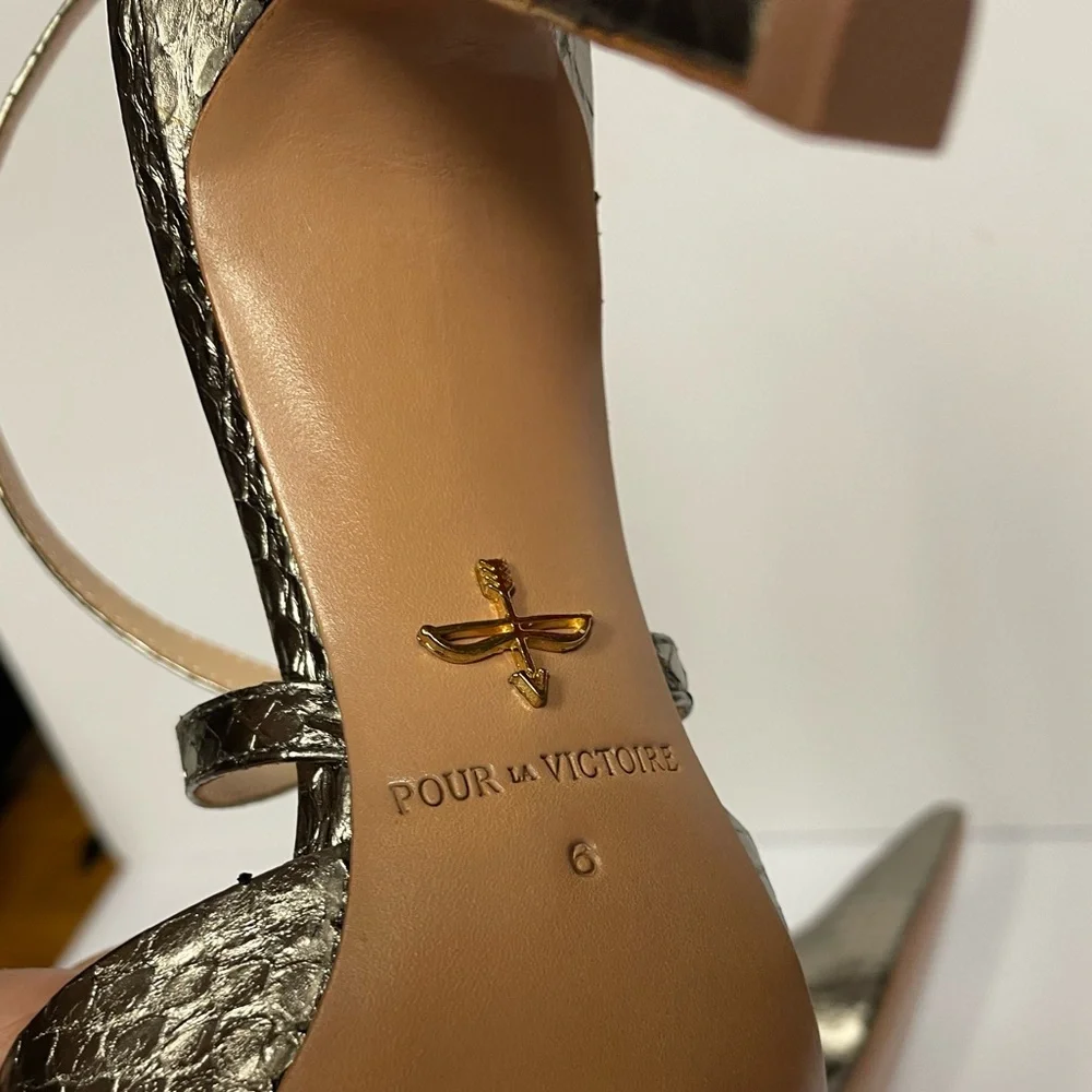 Pour la victoire Cheyenne pointed toe Strappy pumps heel pewter metallic snake 6